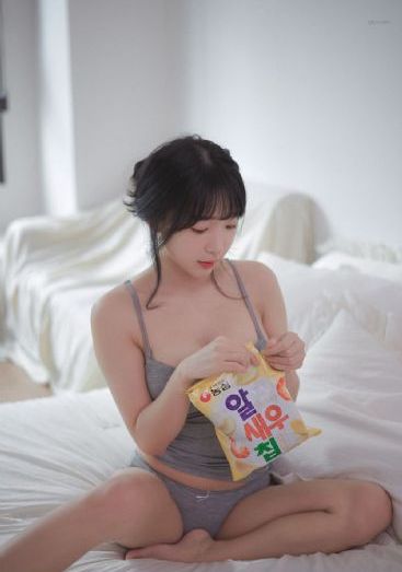 两女一指