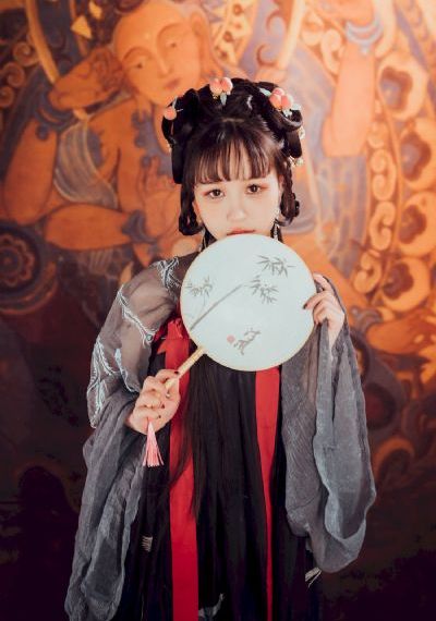 天降二楼女子从二楼掉下来