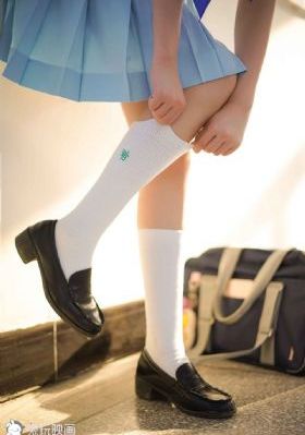 同桌上课揉我下面啊嗯动漫